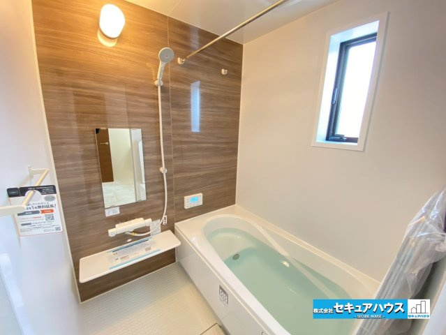 【今からご案内可能】刈谷市小垣江町 限定1棟（月々100,000円台～）の浴室|【浴室】
◆アクセントパネルで落ち着きのある雰囲気を演出します。毎日の疲れを癒やすバスタイムをお楽しみ下さい！
◆窓付きで、カビの繁殖を抑える効果があります。