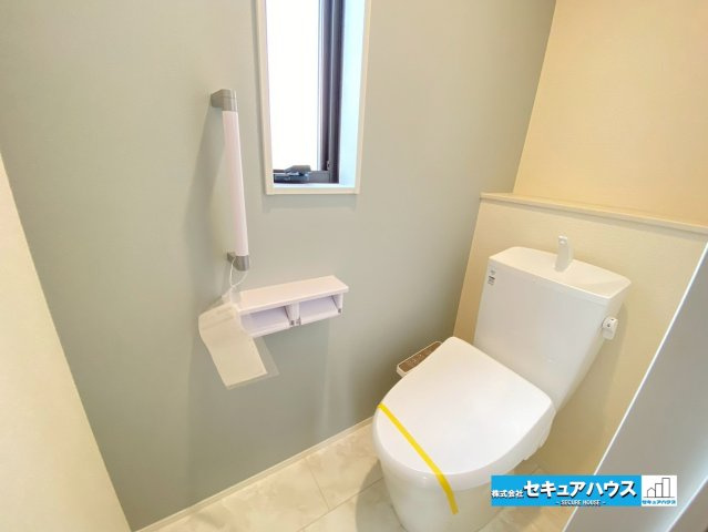 【今からご案内可能】刈谷市小垣江町 限定1棟（月々100,000円台～）のトイレ|【高機能トイレ】
◆高機能トイレの多くは便器のフタの開閉が自動であり、使用後に手動で水を流す面倒もなく非常に便利です。スタイリッシュな見た目で、お掃除しやすく、節水効果が高いです。
