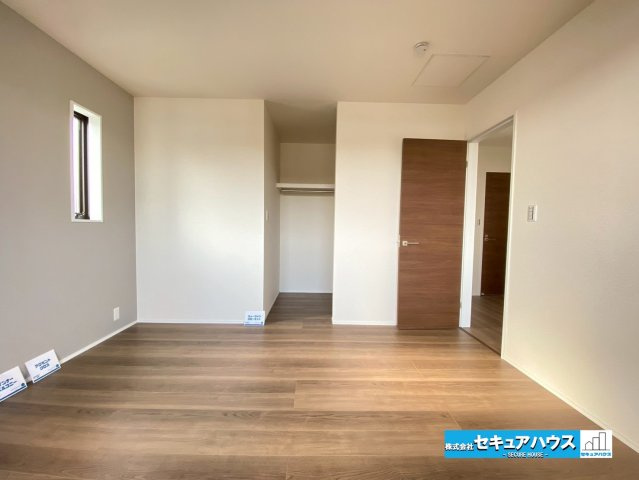 【今からご案内可能】刈谷市小垣江町 限定1棟の洋室|【洋室7帖】
◆家族一人ひとりの大切なプライベート空間。趣味に合わせて使って頂けるようシンプルに仕上げてあります。暮らし心地を大きく左右する収納を、適材適所に配置し使い勝手を考慮しました。　　　　　　