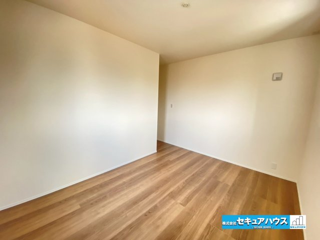 【今からご案内可能】刈谷市小垣江町 限定1棟（月々100,000円台～）の洋室|【洋室】
◆広々とした居住空間は日々の暮らしを彩り、心のやすらぎと満足感を与えてくれます。通風と採光を考慮した設計は子供たちはのびのび育ち、家族でくつろぎと団らんを生み出します。