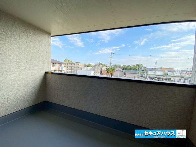 【今からご案内可能】刈谷市小垣江町 限定1棟のバルコニー|【バルコニー】
◆見晴らしもよく、太陽の温かな温もりをめいっぱい受け止めてくれます。太陽の光と爽やかな風を受けたお洗濯物はあっという間に乾きます。
◆急な天候の変化にも安心なインナーバルコニーです。　