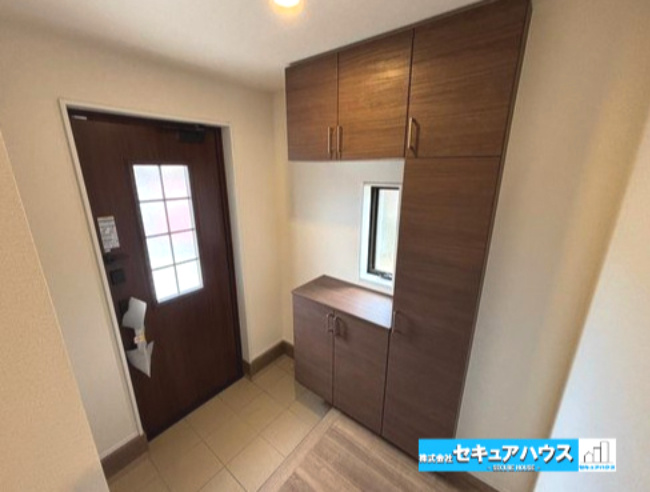 【今からご案内可能】刈谷市小垣江町 限定1棟の玄関|【玄関】
◆採光・通風にも配慮された設計で毎日明るい空間をキープします♪
◆シューズボックス付きのため玄関まわりがスッキリと片付きます。
◆ダブルロックキーで防犯面も安心です。　　　　　　　　　　　　