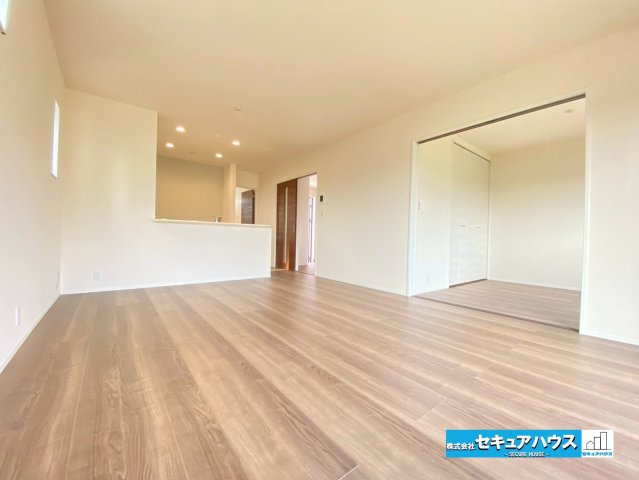 【今からご案内可能】刈谷市小垣江町 限定1棟の居間・リビング|【LDK16帖】
◆南向き×2面の窓により日当たり、通風良好なリビングです。
◆白×ブラウン基調のお洒落な雰囲気が魅力♪リビングに続く洋室の扉を開ければ開放感が増し、広くスペースを使うことが出来ます。