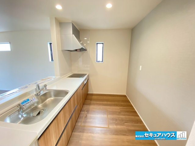 【今からご案内可能】刈谷市小垣江町 限定1棟のキッチン|【キッチン】
◆対面式キッチンの為、リビングで遊ぶお子様の様子やテレビを見ながら料理することができます。
◆キッチンの窓は調理中のニオイや煙、熱気を効率的に排出できる高い換気能力があります。