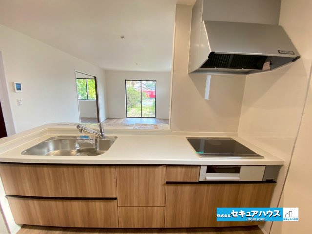 【今からご案内可能】刈谷市小垣江町 限定1棟のキッチン|【キッチン】
◆同時にたくさんの料理が調理できる3口コンロ付きです。「焼く・蒸す・煮る」の工程を同時進行で進めることができるので、料理を素早く作ることができます。育児でバタバタ忙しいママに嬉しい♪　　