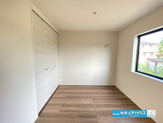 【今からご案内可能】刈谷市小垣江町 限定1棟の洋室|【1階洋室4.5帖】
◆間仕切りを開放することで、リビングと一体化した広々とした空間として利用できます。将来、高齢になった際や介護が必要になった場合でも、1階だけで生活が完結することができます。　　　