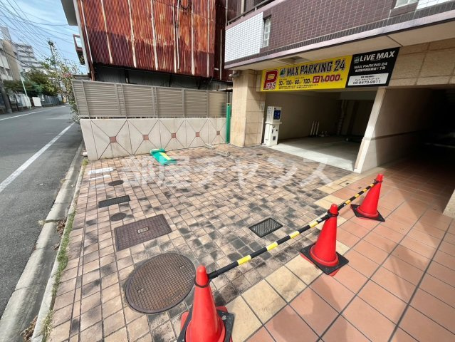 LiVEMAX　MOONの駐車場