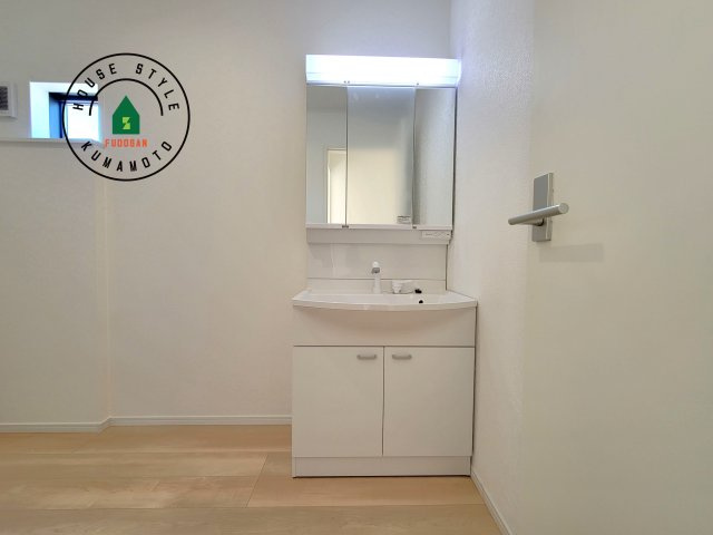 合志市栄第5-2棟(1号棟)の独立洗面台|洗面所は小さなプライベートスペース。歯磨き、洗顔と毎日施す個人空間。