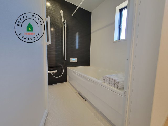 合志市栄第5-2棟(1号棟)の浴室|浴室は一日の疲れを癒す場所だから、家族みんながゆったりできる快適設計。追い炊き機能付きオートバス。安定した温度で、いつでも快適に入浴できます。