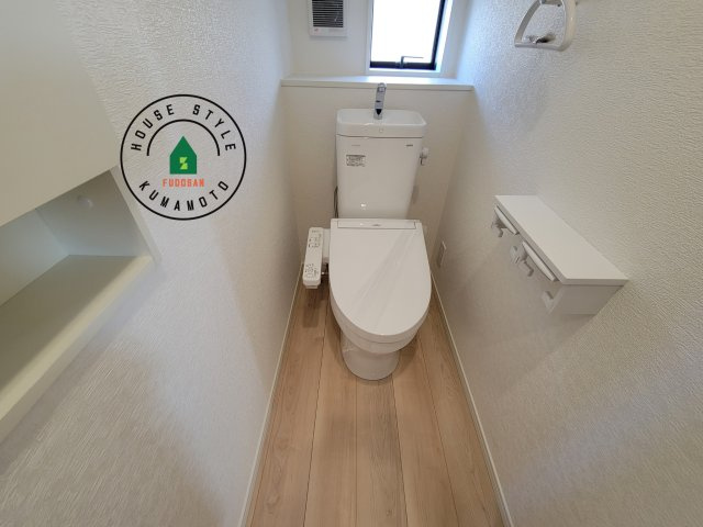 合志市栄第5-2棟(1号棟)のトイレ|トイレ・ウォシュレット付。快適で衛生的な洗浄機能付温水シャワートイレです。収納や手すりもついてます。