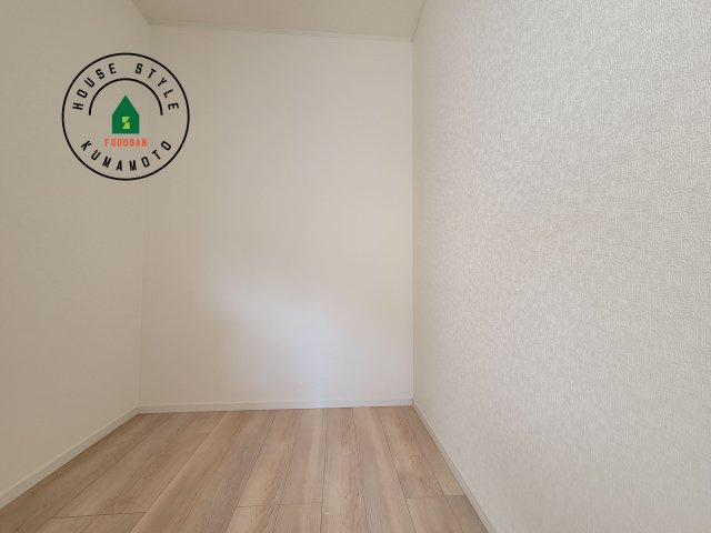 合志市栄第5-2棟(1号棟)の収納|【WIC（ウォークインクローゼット）】 たくさんの洋服をかけてもシワになりにくいウォークインクローゼット。洋服以外にも、普段使わない家電やスーツケース、ストック品など何でも片付く嬉しい空間です。