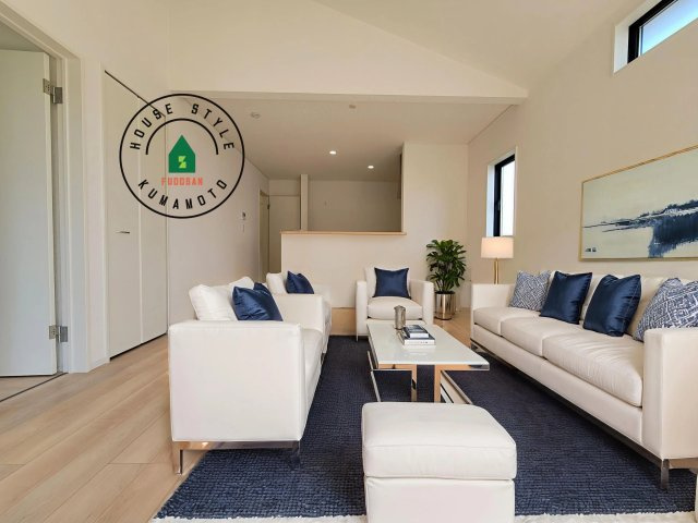 合志市栄第5-2棟(1号棟)の居間・リビング|うららかな陽射しがどのお部屋にも降り注ぎますように、快適さを追求した間取設計。得難い立地環境での生活を恵みの豊かな永住の地へと変えてくれます。※写真内の家具はCGを合成したものです。同社仕様