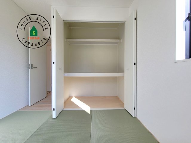 合志市栄第5-2棟(1号棟)の収納|壁面クローゼットのメリットは、衣類が横一列に並ぶためひと目で洋服が選びやすいこと。衣類をたくさんお持ちの方も、限られたスペース内に無理なく収納することができます。