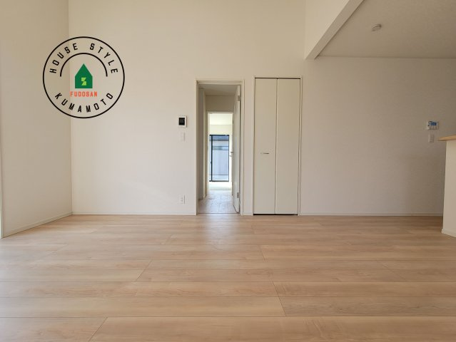 合志市栄第5-2棟(1号棟)の居間・リビング|リビングにいるお子様と会話をしながら家事ができるカウンターキッチン。いま手があいているか、忙しそうなのか相手の様子を伺いながらコミュニケーションをとる訓練にもなります。