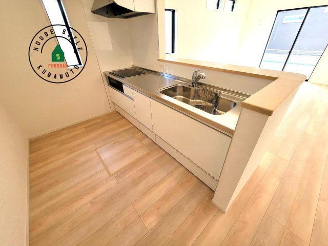 合志市栄第5-2棟(1号棟)のキッチン|忙しい朝でも家族揃って食事をしたいゆとりあるダイニングスペース。