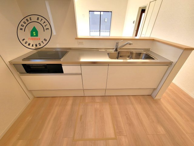 合志市栄第5-2棟(1号棟)のキッチン|カウンターキッチンなら、リビングで遊ぶ子供の様子を見ながら料理ができるので安心です。料理を運んでもらったり、子供にお手伝いしてもらいやすいのもいいですね。