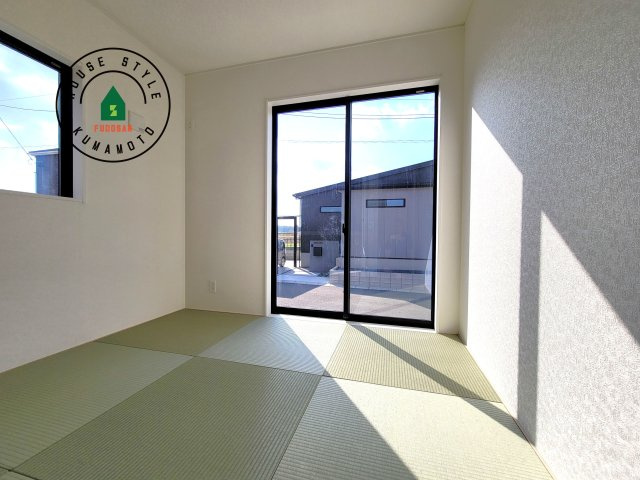 合志市栄第5-2棟(1号棟)の和室|和室を上手に活用すると暮らし方の幅が広がります。例えば普段は開け放して、子供の小さいうちはお昼寝や遊びのスペースに。畳はソフトなので転んでもケガをしにくく安心です