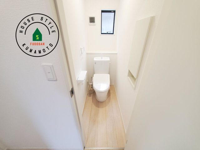 菊池郡大津町杉水第1₋2棟（2号棟）の内観：施工例|トイレ・ウォシュレット付。快適で衛生的な洗浄機能付温水シャワートイレです。収納や手すりもついてます。