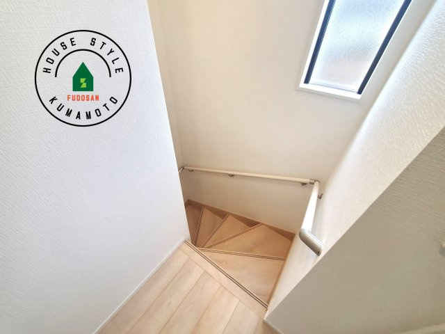 菊池郡大津町杉水第1₋2棟（2号棟）の内観：施工例|＜手すり付階段＞手すりがないと階段の昇り降りで危険なことはもちろん、壁に手をつきながら歩くことで壁紙が汚れやすくなります。すべての方に快適に昇り降りしていただくため、手すりを設置しました。