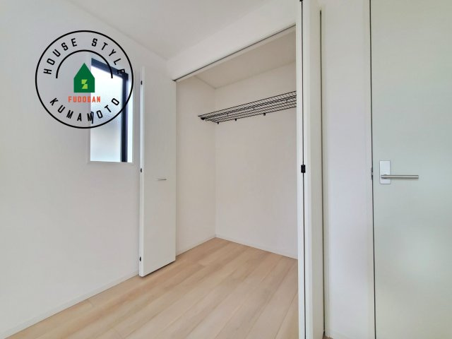 菊池郡大津町杉水第1₋2棟（2号棟）の内観：施工例|【WIC（ウォークインクローゼット）】 たくさんの洋服をかけてもシワになりにくいウォークインクローゼット。洋服以外にも、普段使わない家電やスーツケース、ストック品など何でも片付く嬉しい空間です。