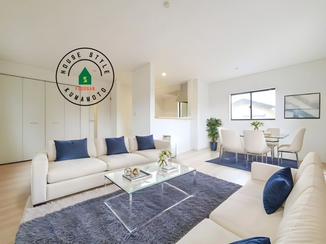 菊池郡大津町杉水第1₋2棟（2号棟）の内観：施工例|明るく開放的なリビングダイニングは豊かな陽光が注ぎ込み、やすらぎの空間を演出してくれます。ご家族で楽しいひとときをお過ごし下さい。※家具はCGを合成したものです。同社仕様