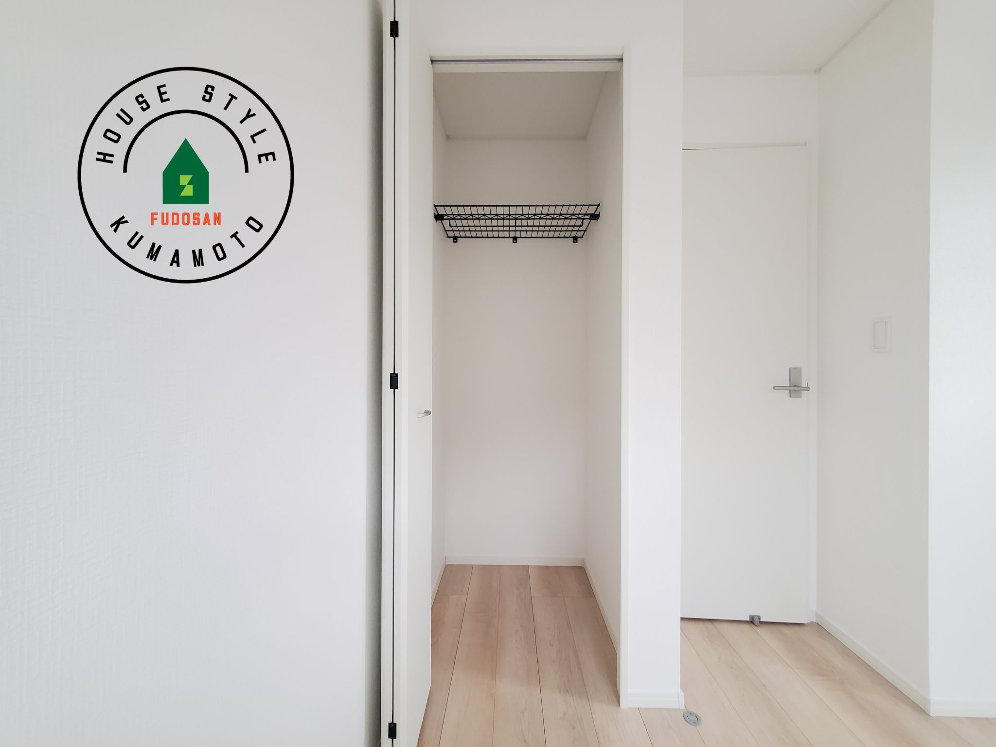 菊池郡大津町杉水第1₋2棟（2号棟）の内観：施工例|壁面クローゼットのメリットは、衣類が横一列に並ぶためひと目で洋服が選びやすいこと。衣類をたくさんお持ちの方も、限られたスペース内に無理なく収納することができます。