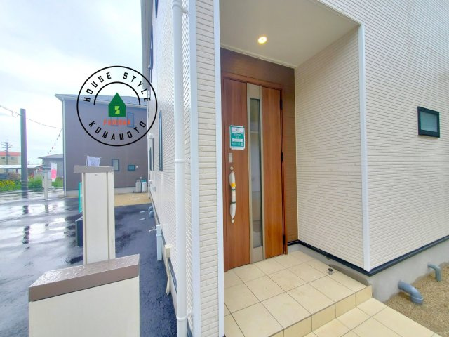 菊池郡大津町杉水第1₋2棟（2号棟）の外観：施工例|地盤調査済 / 玄関へ向かうまでのアプローチに漂う上質が期待感をもたせます。玄関は建物の顔。落着きを醸し出した自己主張が心に訴えてきます。