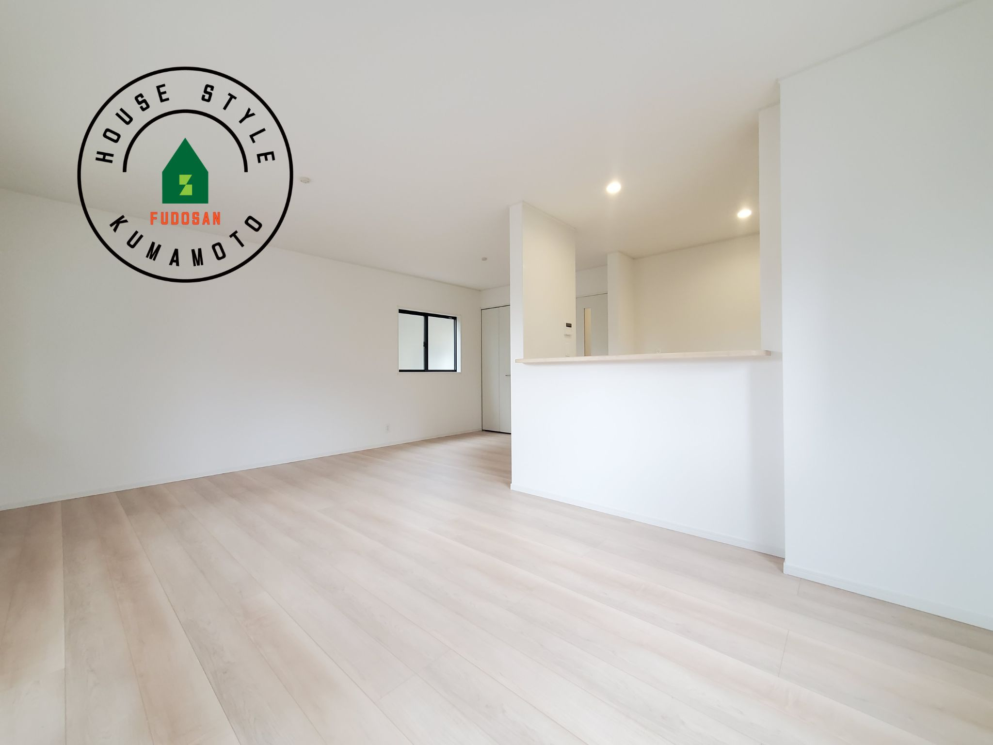 菊池郡大津町杉水第1₋2棟（2号棟）の洋室|キッチンからリビングをしっかり確認できます。家族の笑顔があふれる空間になりそうですね。※家具はCGを合成したものです。