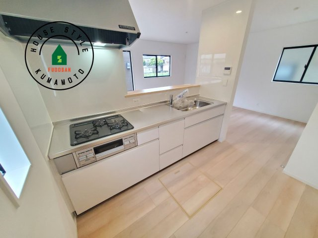 菊池郡大津町杉水第1₋2棟（2号棟）の内観：施工例|カウンターキッチンなら、リビングで遊ぶ子供の様子を見ながら料理ができるので安心です。料理を運んでもらったり、子供にお手伝いしてもらいやすいのもいいですね。