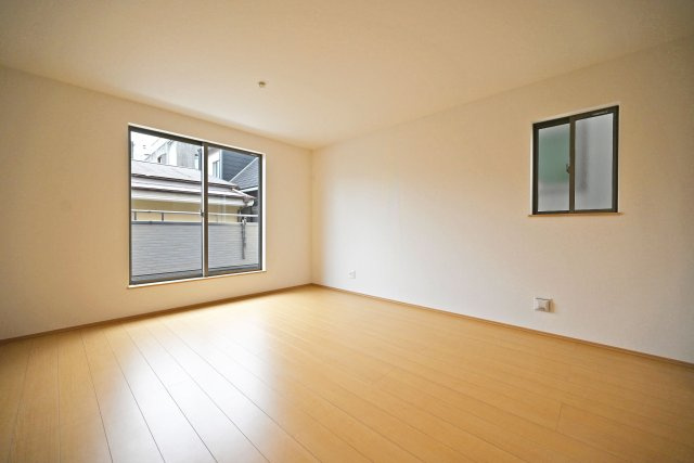 ハートフルタウン浜町新築一戸建て│2SLDK・3LDK+駐車1台可の居間・リビング|ダイニングは「誰かが座っても通行の邪魔にならない」ストレスフリーの広さを確保。キッチンからの配膳効率も良いのが魅力です。