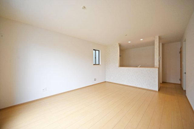 ハートフルタウン浜町新築一戸建て│2SLDK・3LDK+駐車1台可の居間・リビング|キッチンは対面式ながらカウンタータイプの為手元を隠しながら調理とコミュニケーションの両立が可能。実用性と意匠性を兼ね備えたLDKに仕上がりました。キッチンからの配膳効率も良いのが魅力です。