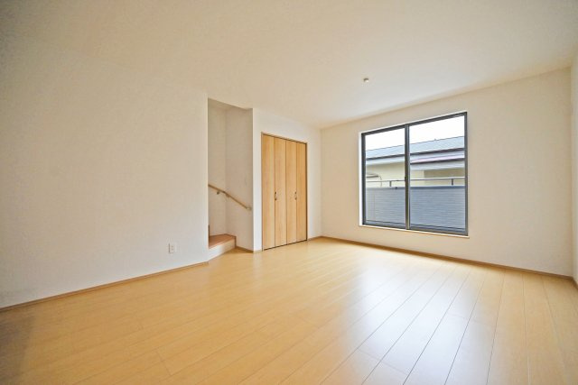 ハートフルタウン浜町新築一戸建て│2SLDK・3LDK+駐車1台可の居間・リビング|対面式キッチンで家族同士のつながりを感じやすい設計を基調としています。リビング収納が設けられており、日用品や掃除用品など幅広く収納して頂けます。