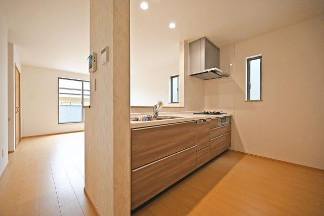 ハートフルタウン浜町新築一戸建て│2SLDK・3LDK+駐車1台可のキッチン|2階キッチンユニット越しに撮影した内観写真です。 キッチンに小窓が設けており、調理で煙だらけになってもすぐに換気できます。