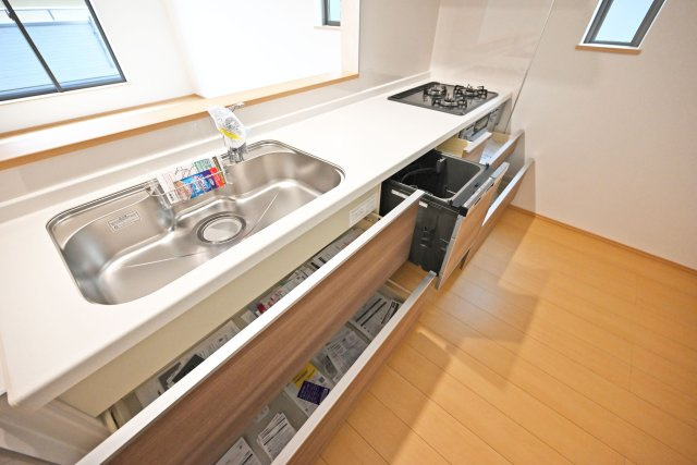 ハートフルタウン浜町新築一戸建て│2SLDK・3LDK+駐車1台可のキッチン|ワークトップは十分な広さがあるW2550タイプ。調理台下いっぱいに収納を設け、包丁のホルダーや調味料専用の引き出しも備えています。