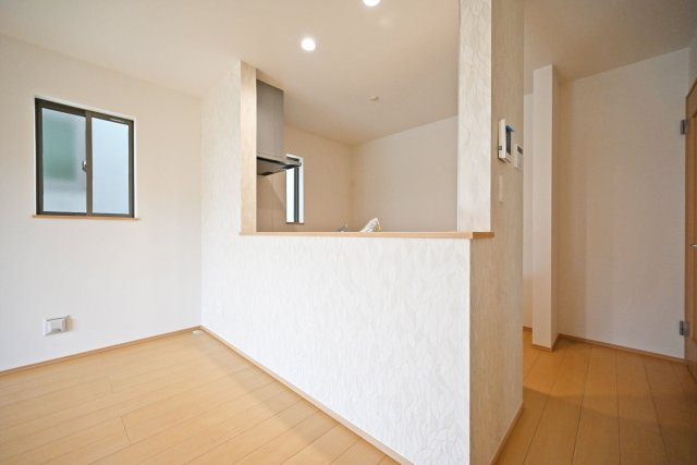 ハートフルタウン浜町新築一戸建て│2SLDK・3LDK+駐車1台可のキッチン|コンロ前袖壁付カウンター造作のキッチンです。上部にはダウンライトを採用し、作業性を確保。