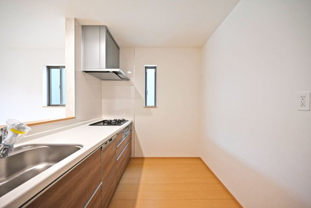 ハートフルタウン浜町新築一戸建て│2SLDK・3LDK+駐車1台可のキッチン|2階キッチンにはお好みのカップボードや500L以上の家庭用冷蔵庫を配置しても作業スペースが十分に確保できる広さと奥行で設計しています。