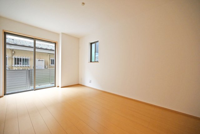 ハートフルタウン浜町新築一戸建て│2SLDK・3LDK+駐車1台可の洋室|1階主寝室想定に入ってすぐの内観写真です。 2面採光の為、採光通風ともに良好です。