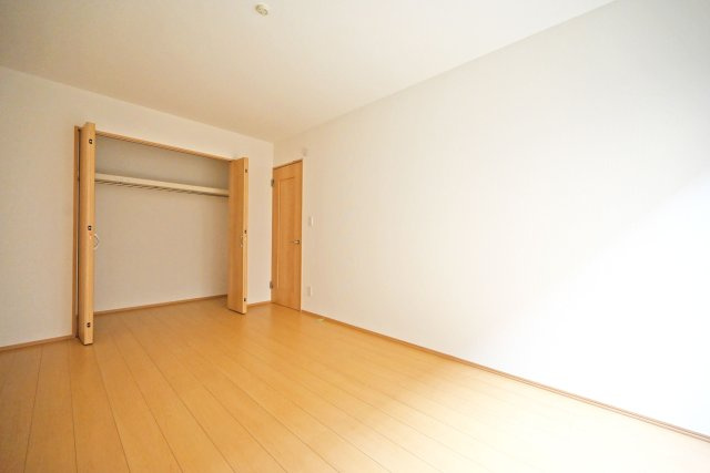 ハートフルタウン浜町新築一戸建て│2SLDK・3LDK+駐車1台可の洋室|-主寝室(1F)- 各居室、収納庫内には枕棚とハンガーレールを配置しています。 限られた収納スペースでもすっきりと片付けることが出来ます。