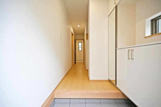 ハートフルタウン浜町新築一戸建て│2SLDK・3LDK+駐車1台可の玄関|1階玄関に入ってすぐの内観写真です。 上部まで収納があるシューズBOX付き。 毎日使う玄関回りも常に片付いた状態を維持できそうです。