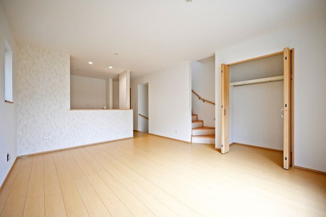 ハートフルタウン浜町新築一戸建て│2SLDK・3LDK+駐車1台可の居間・リビング|2階LDKを側から撮影した内観写真です。ナチュラルテイストな内装はどんな家具も合わせやすく、お好みのインテリアコーディネートをお楽しみいただけます。