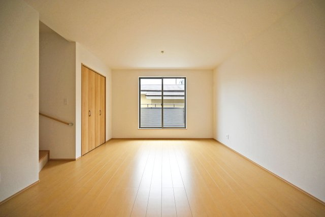 ハートフルタウン浜町新築一戸建て│2SLDK・3LDK+駐車1台可の居間・リビング|2階LDKをキッチン側から正面に撮影した内観写真です 。広さは約18帖で未就学児も含む4人家族がゆとりをもって過ごすには十分の1棟です。