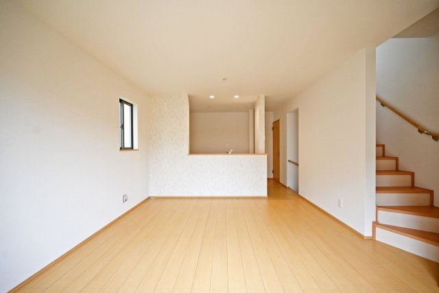 ハートフルタウン浜町新築一戸建て│2SLDK・3LDK+駐車1台可の居間・リビング|2階LDKをリビング側から正面に撮影した内観写真です。LDKは約15帖でゆとりある広さです。インテリア配置に困らない間取り設計に加え、お子様のいる世帯に必要な部屋数を備えた物件です。