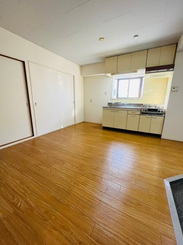 仲介手数料0円！！レスカール一番町の居間・リビング