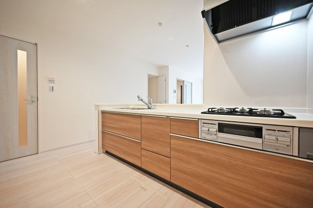 リーブルガーデン南甲子園2丁目新築一戸建て│全3区画│2SLDK・3LDKのキッチン|1階キッチンの奥側から撮影した内観写真です。 キッチンは2550mm幅のシステムキッチンを導入しています。