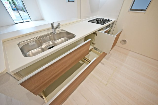 リーブルガーデン南甲子園2丁目新築一戸建て│全3区画│2SLDK・3LDKのキッチン|ワークトップは十分な広さがあるW2550タイプ。調理台下いっぱいに収納を設け、包丁のホルダーや調味料専用の引き出しも備えています。