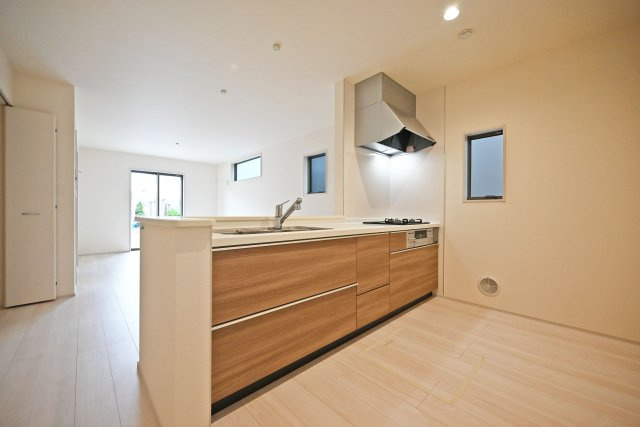 リーブルガーデン南甲子園2丁目新築一戸建て│全3区画│2SLDK・3LDKのキッチン|1階キッチンユニット越しに撮影した内観写真です。 キッチンに小窓が設けており、調理で煙だらけになってもすぐに換気できます。