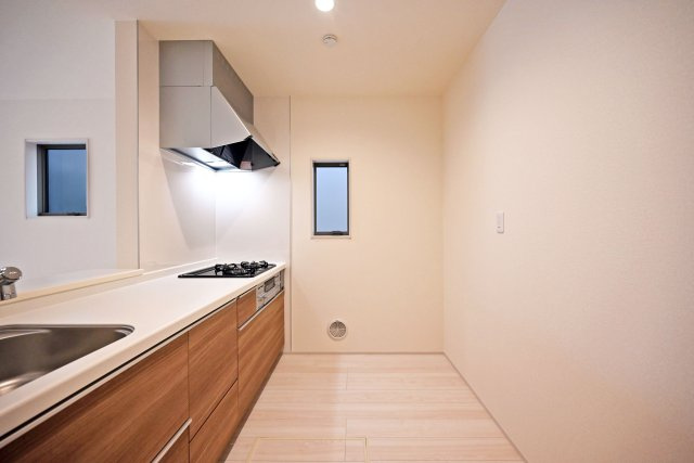 リーブルガーデン南甲子園2丁目新築一戸建て│全3区画│2SLDK・3LDKのキッチン|1階キッチンにはお好みのカップボードや500L以上の家庭用冷蔵庫を配置しても作業スペースが十分に確保できる広さと奥行で設計しています。