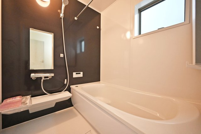 リーブルガーデン南甲子園2丁目新築一戸建て│全3区画│2SLDK・3LDKの浴室|1階浴室の内観写真です。浴室暖房乾燥機付きのユニットバス。1坪超の小窓付きで広々としており、1日の疲れをしっかり癒せる空間となっております。