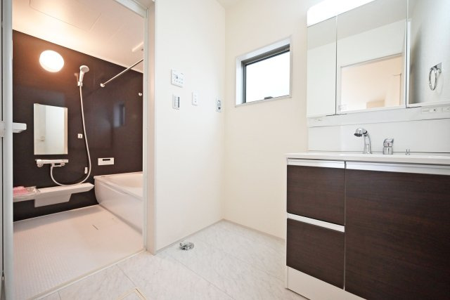 リーブルガーデン南甲子園2丁目新築一戸建て│全3区画│2SLDK・3LDKの独立洗面台|1階洗面台は3面鏡裏収納付きのドレッサーを採用しています。小窓も設けているため、電気乾燥機等によりこもる湿気もしっかり排出できます。