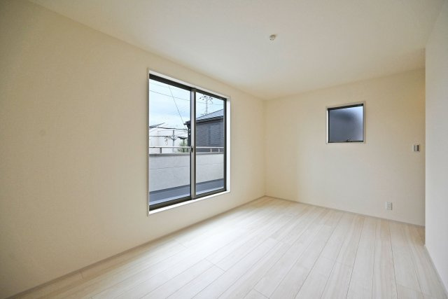 リーブルガーデン南甲子園2丁目新築一戸建て│全3区画│2SLDK・3LDKの洋室|2階主寝室想定の洋室です。 広さは約8帖でクイーンベットの配置も可能です。